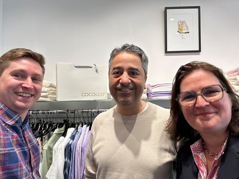 Zu Besuch im Damenmodegeschäft COCO&CO: Inhaber Wasfi Igsaih empfängt WiFö-Vorständin Eva Platz und Projektmanager Dominic Becker.