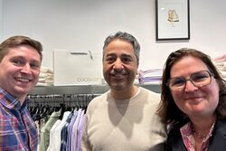 Zu Besuch im Damenmodegeschäft COCO&CO: Inhaber Wasfi Igsaih empfängt WiFö-Vorständin Eva Platz und Projektmanager Dominic Becker.