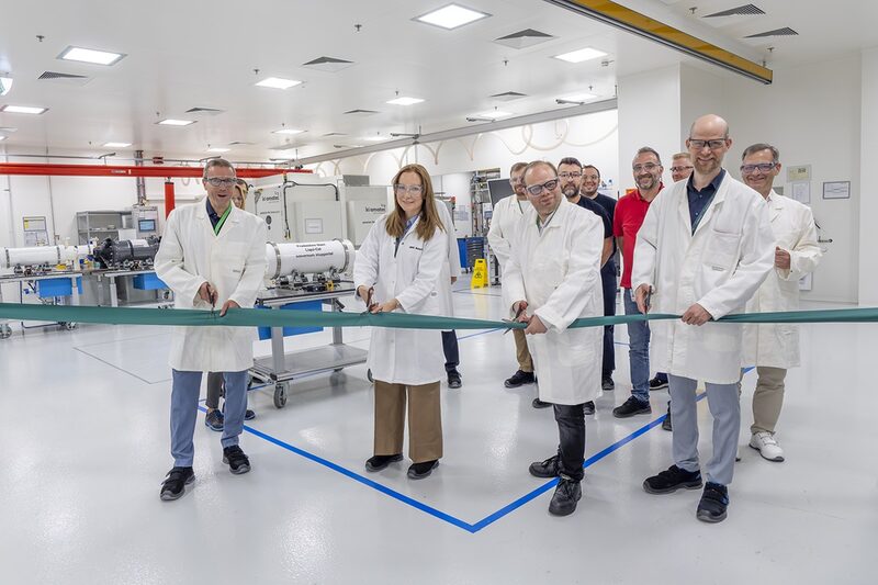 Vertreter*innen von Solventum und aus der Wuppertaler Politik schneiden das Einweihungsband für das neue Produktionslinie durch.