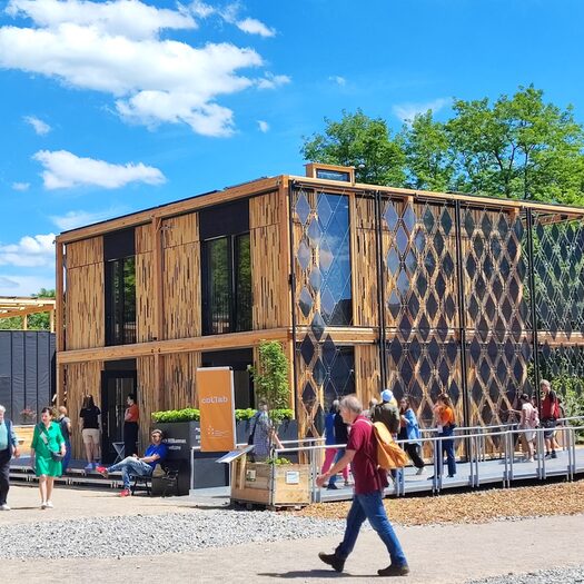 Besucher vor einem Musterhaus mit Solarfassade beim Solar Decathlon Europe