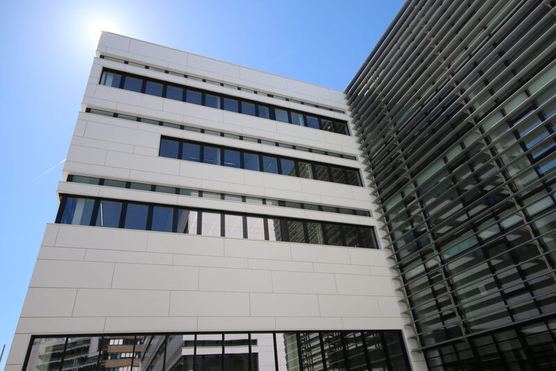 Blick auf die Fassade der Uni Wuppertal