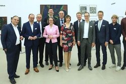 Foto der Preisträger, Veranstalter/Laudatoren und Ministerin Ina Scharrenbach