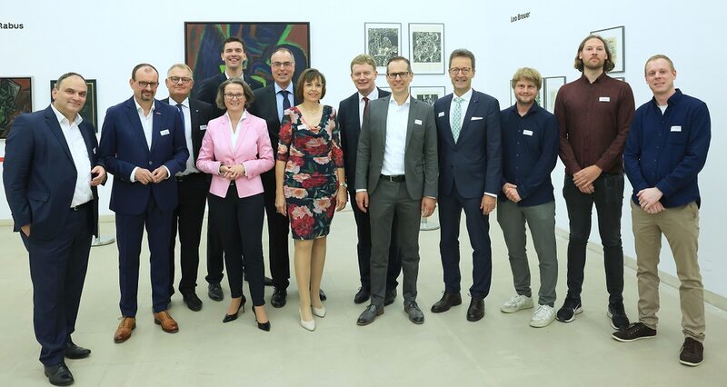 Foto der Preisträger, Veranstalter/Laudatoren und Ministerin Ina Scharrenbach