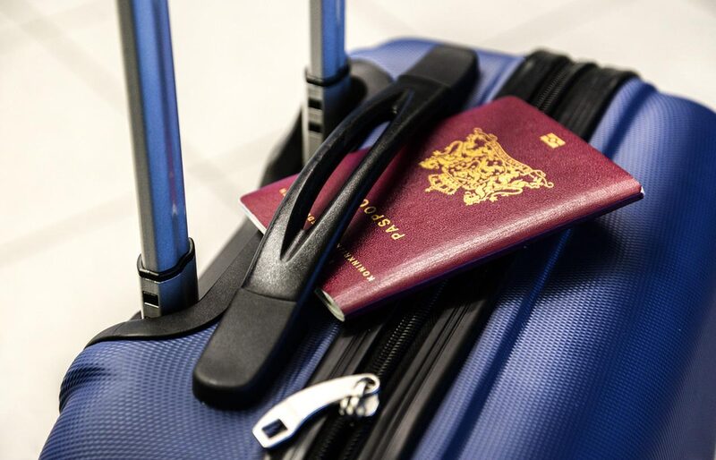 Ein Reisepass liegt auf einem Koffer.
