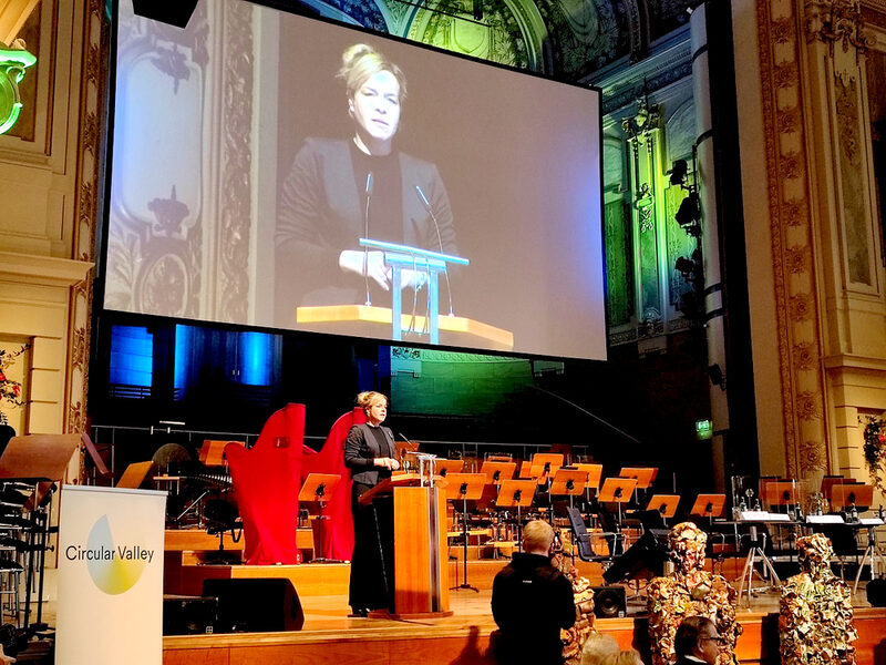 NRW-Wirtschaftsministerin Mona Neubaur hält eine Rede auf der Bühne.