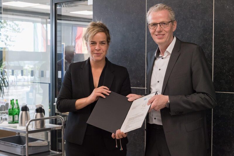 NRW-Wirtschaftsministerin Mona Neubaur überreicht Dr. Andreas Groß, Geschäftsführer der Berger Gruppe, den Förderbescheid.