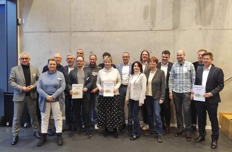 Gruppenfoto der Wuppertaler Betriebe mit dem Oberbügermeister und dem Projektteam.