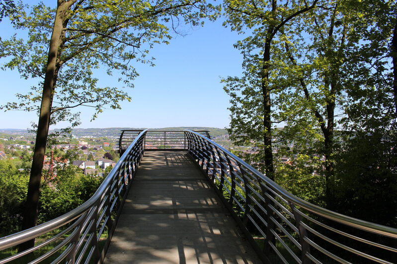 Der Skywalk im Nordpark mit Blick auf die Stadt