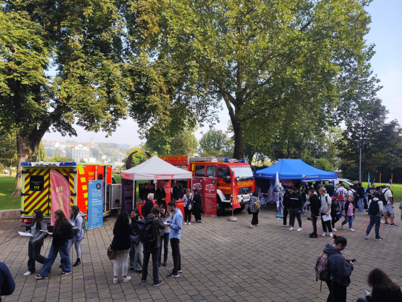 Info-Stände von Polizei und Feuerwehr vor der Stadthalle