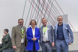 NRW-Ministerin Scharrenbach mit Vertretern des Bergischen Städtedreiecks.