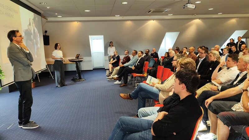 Martin Hebler moderiert den Startup-Pitch vor Publikum