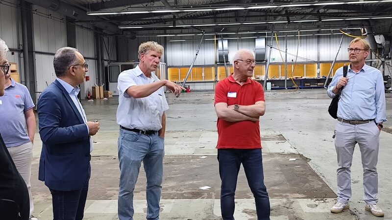 Martin Lietz zeigt Investoren eine Halle.