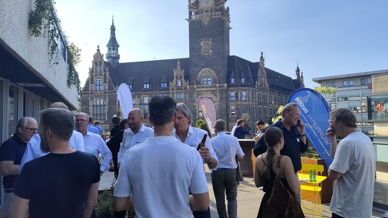 Besucher auf der Dachterrasse des studio_one