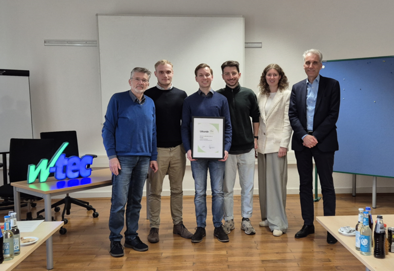 Von links: Norbert Brenken, Vorsitzender des Fördervereins Technologiezentrum Wuppertal;  Konstantin Schultewolter, CFO FairUp; Jan-Philipp Koch, CEO FairUp; Frederik Bendel, CTO FairUp; Lisa Köller, Gründungsberaterin w-tec; Dr. Tariq Odeh, Geschäftsführer CETEQ GmbH und Schatzmeister des Fördervereins Technologiezentrum Wuppertal.