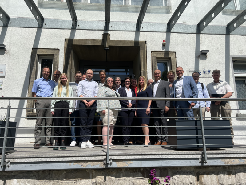 Gruppenfoto mit Verwaltungsrat der Wirtschaftsförderung und Stadtspitze