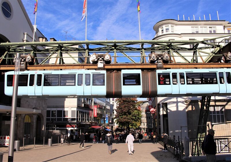 Die Schwebebahn fährt in den Bahnhof am Döppersberg ein.