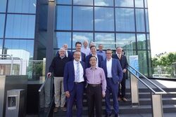 Gruppenfoto mit Oberbürgermeister SChneidewind und Vertretern der Wirtschaftsförderung mit WuXi-CEO Chen und weiteren Mitarbeitern