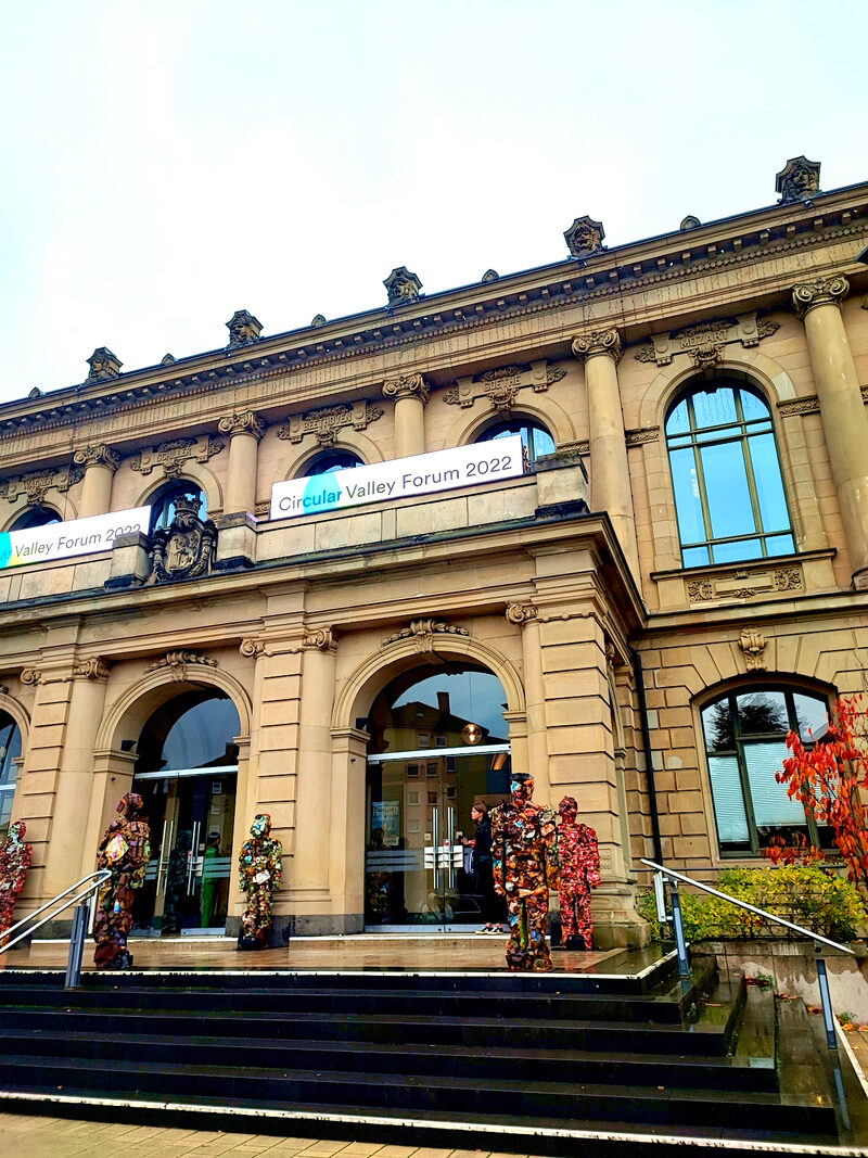 Banner kündigen das Circular Valley Forum vor der Historischen Stadthalle Wuppertal an.