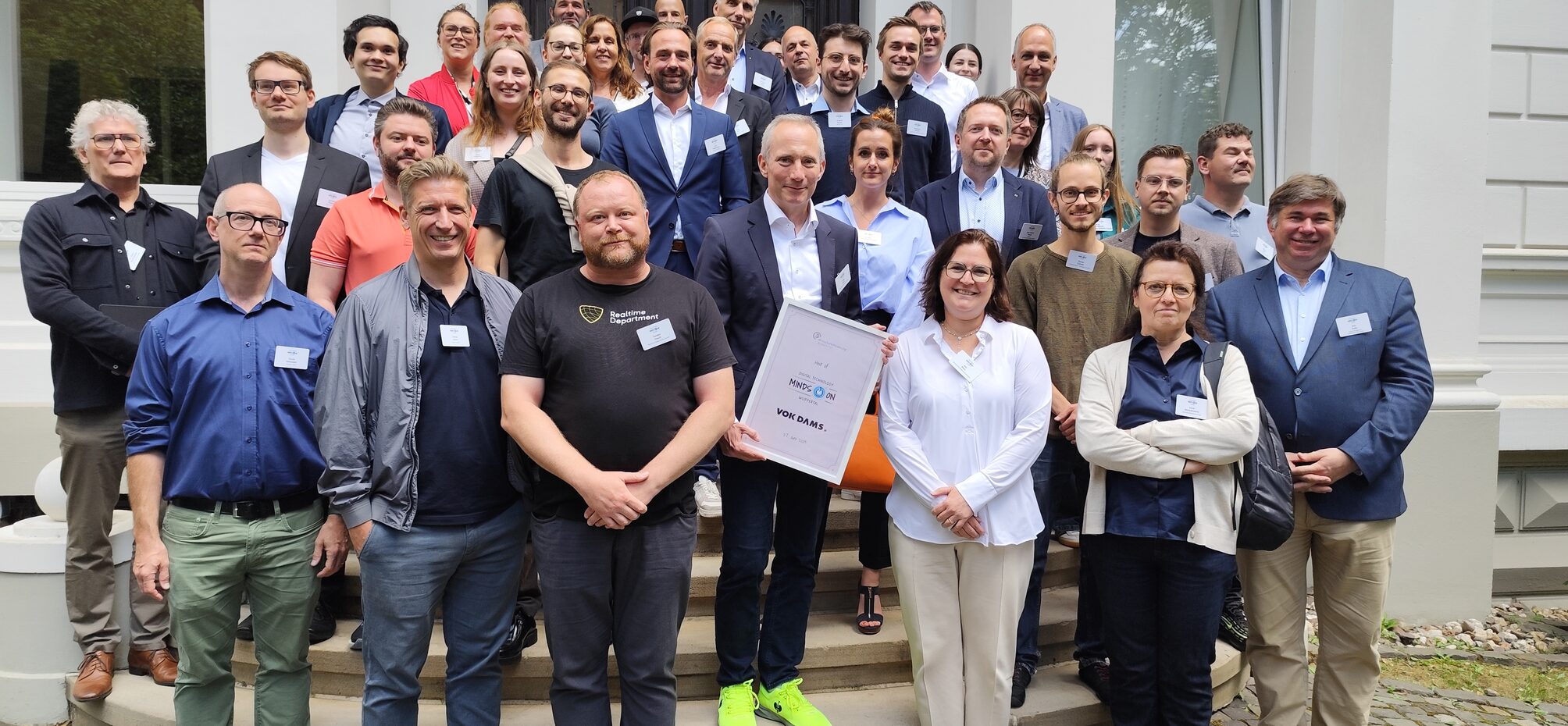 Vertreter*innen der Wuppertaler Digital Technology Branche beim Gruppenfoto.
