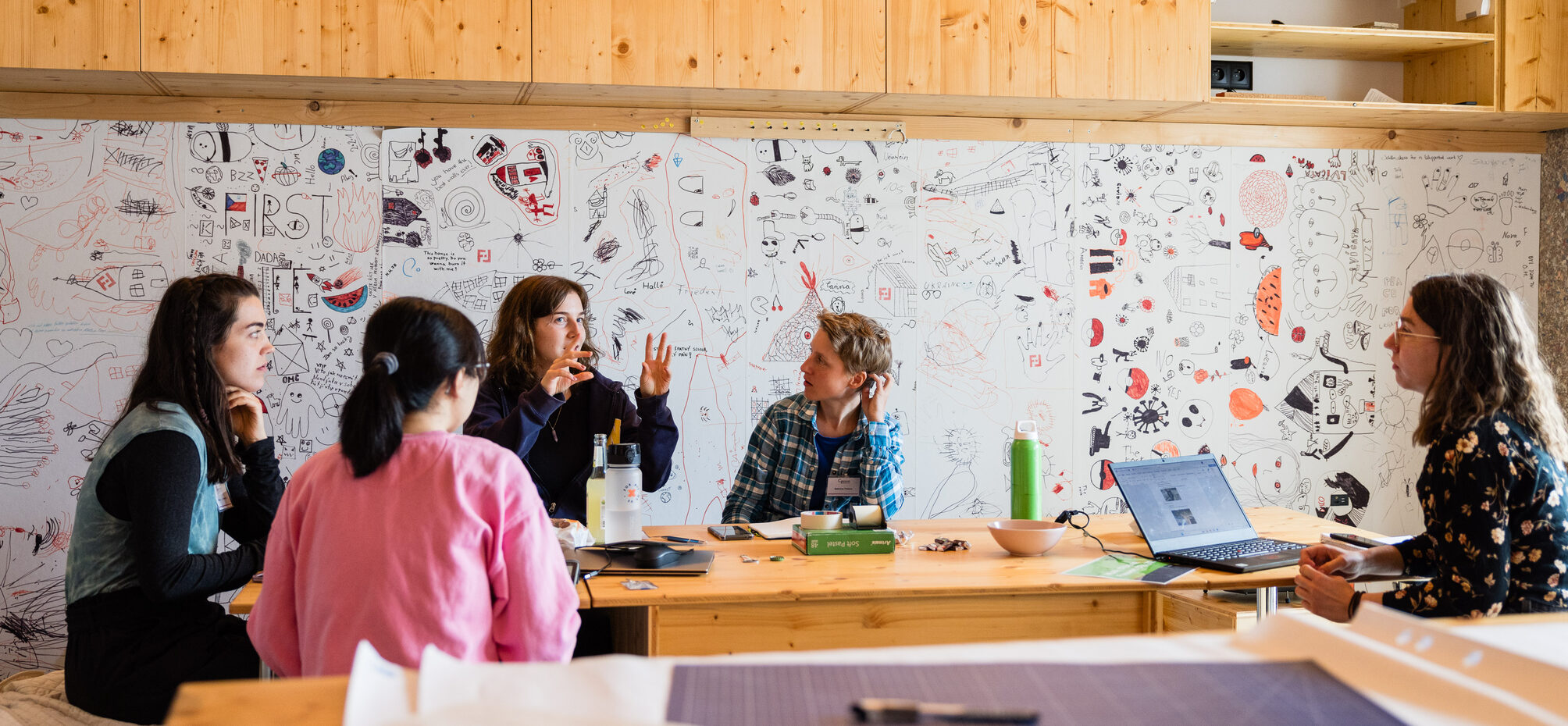 Junge Menschen beim Brainstorming