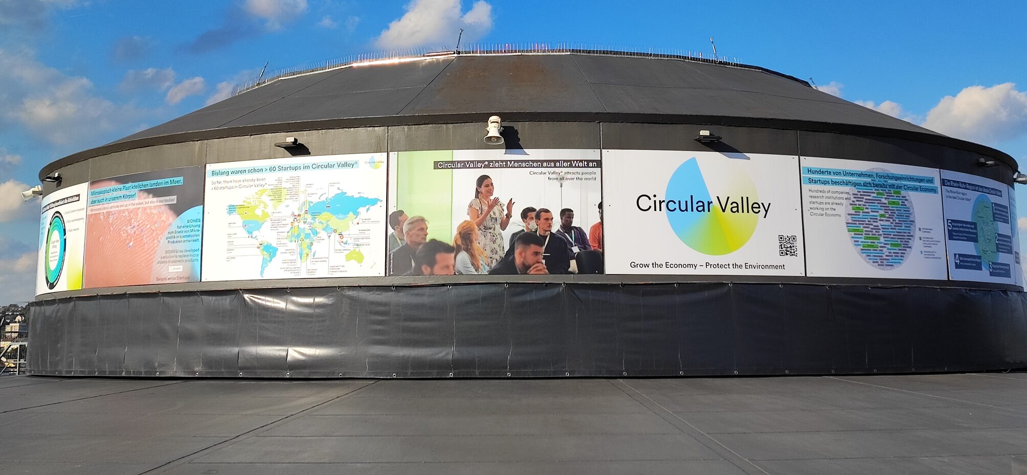 Werbeplakate von Circular Valley auf dem Dach des Gaskessels Wuppertal.