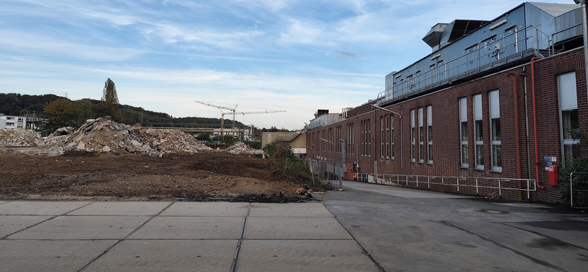 Arbeiten auf dem Schaeffler-Gelände: links Abrissarbeiten, rechts bleibende Backsteingebäude.