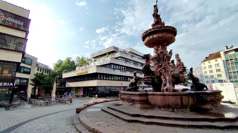 Der Brunnen am Neumarkt mit Blick auf das studio_one.